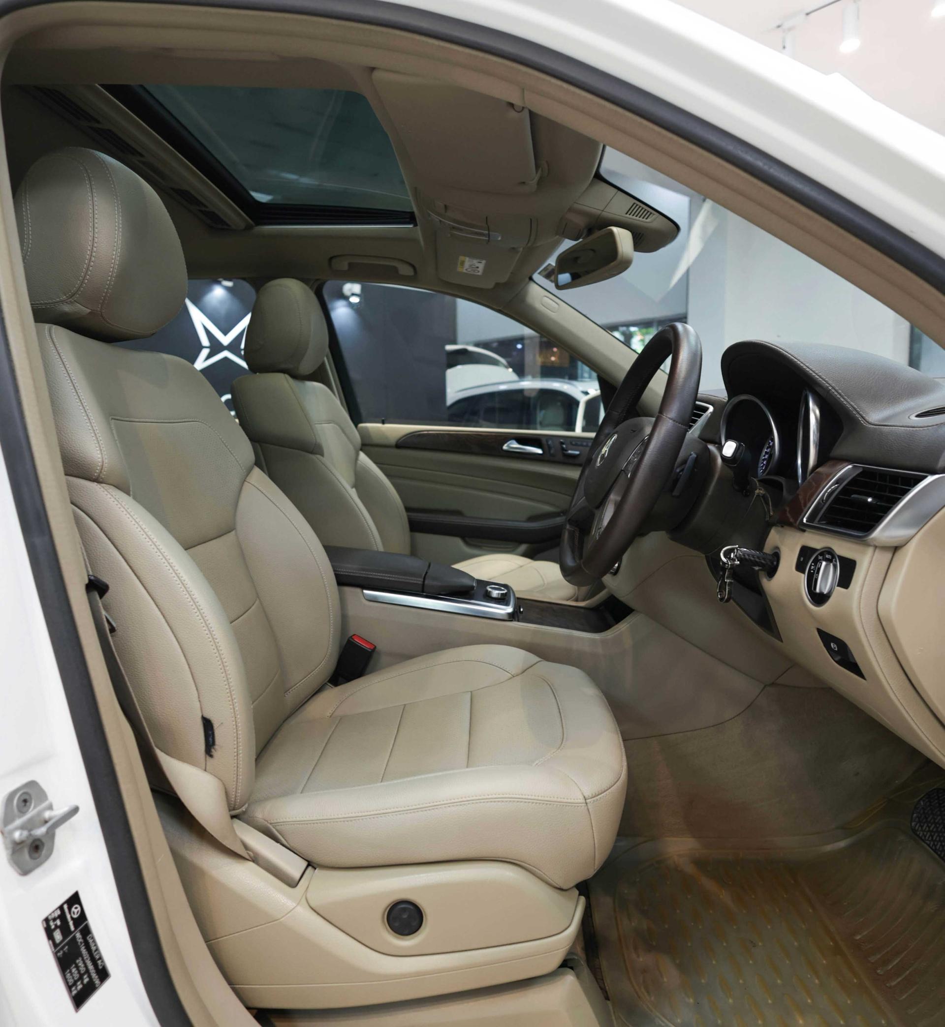 Luxury Car Image 2