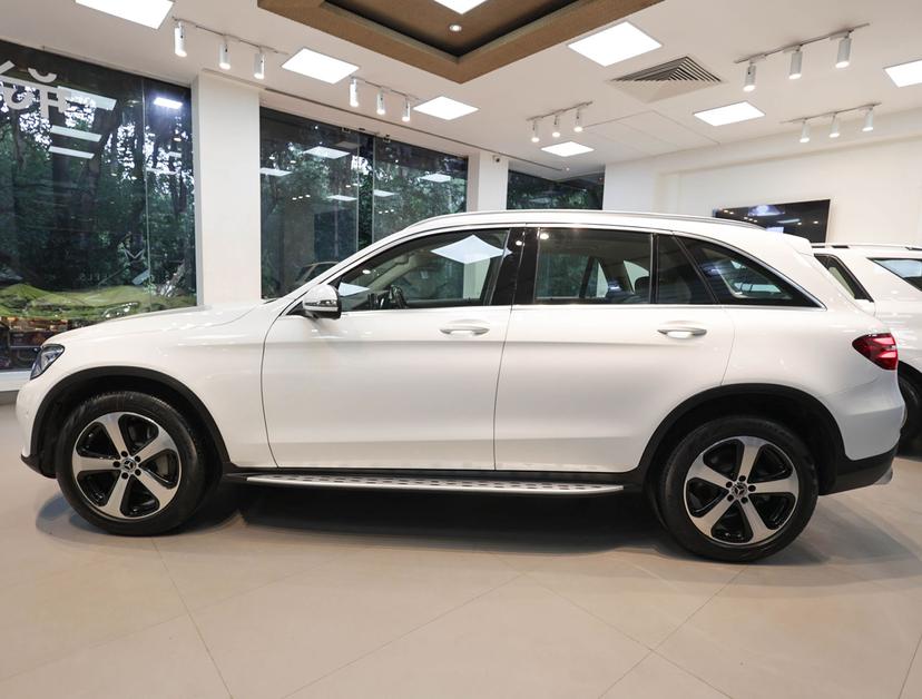 Luxury Car Image 2