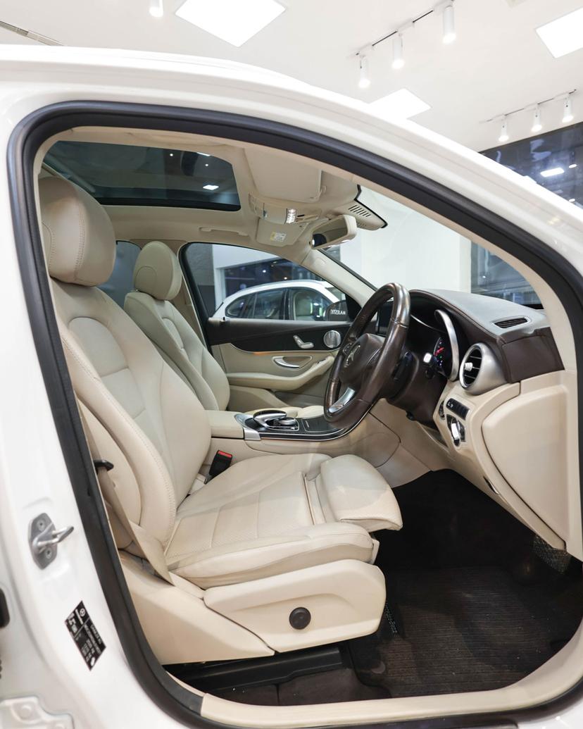 Luxury Car Image 3