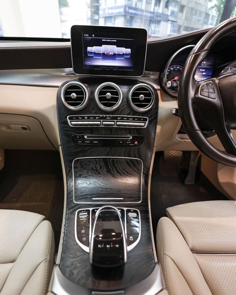 Luxury Car Image 5