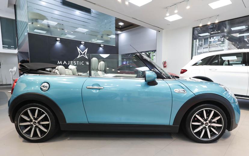 Luxury Car Image 2