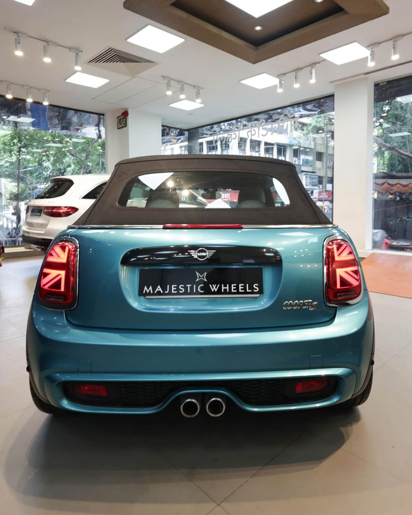 Luxury Car Image 4
