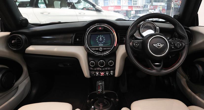 Luxury Car Image 5