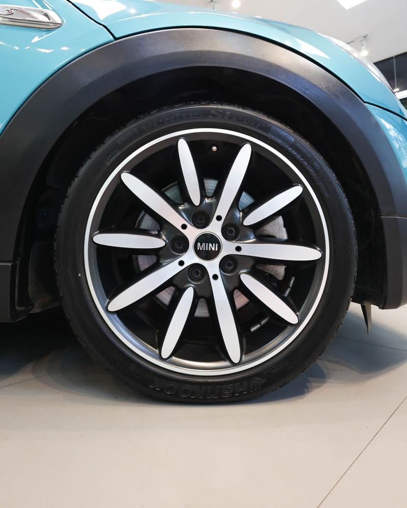 Luxury Car Image 6
