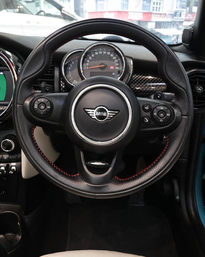 Luxury Car Image 7