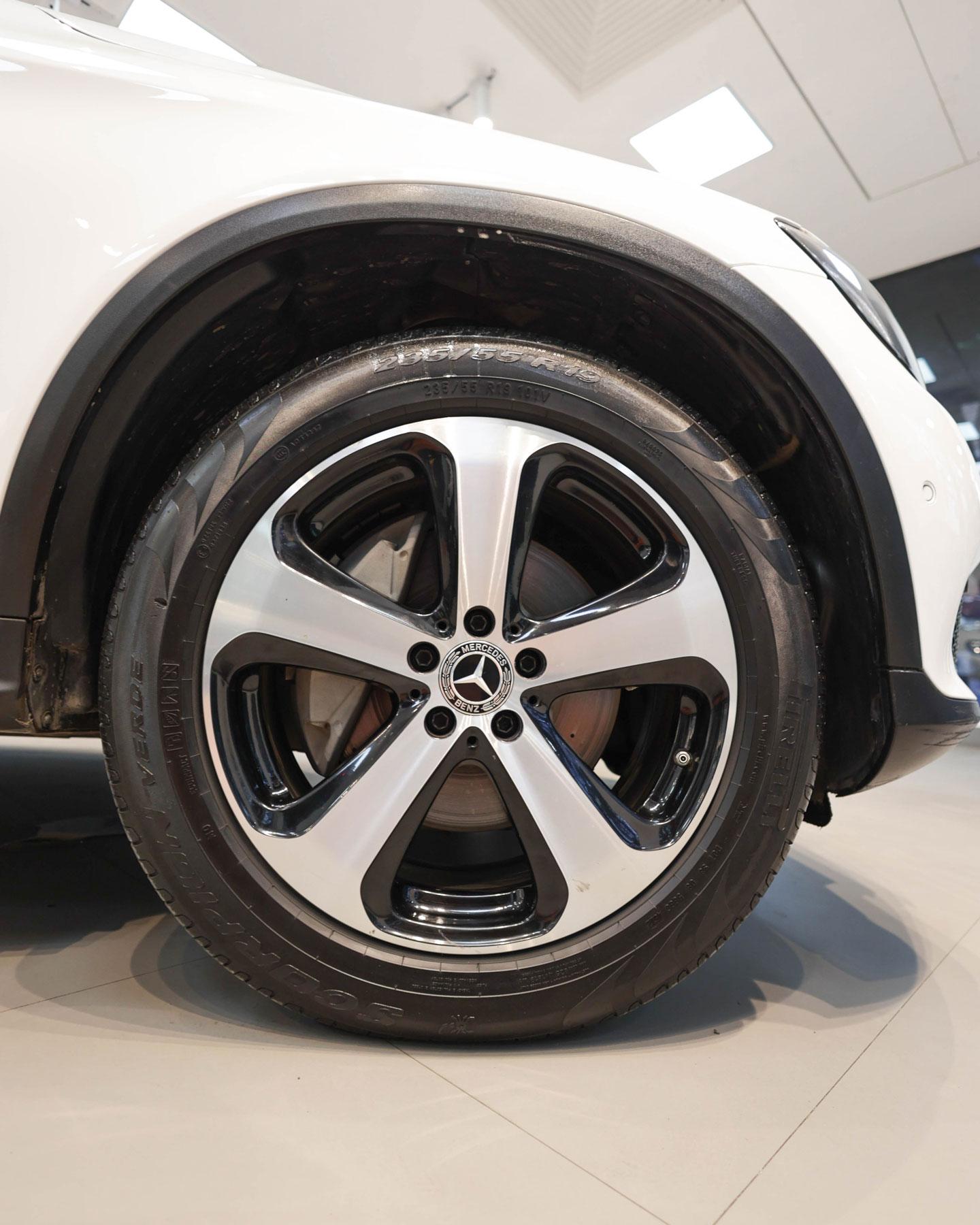 Luxury Car Image 3