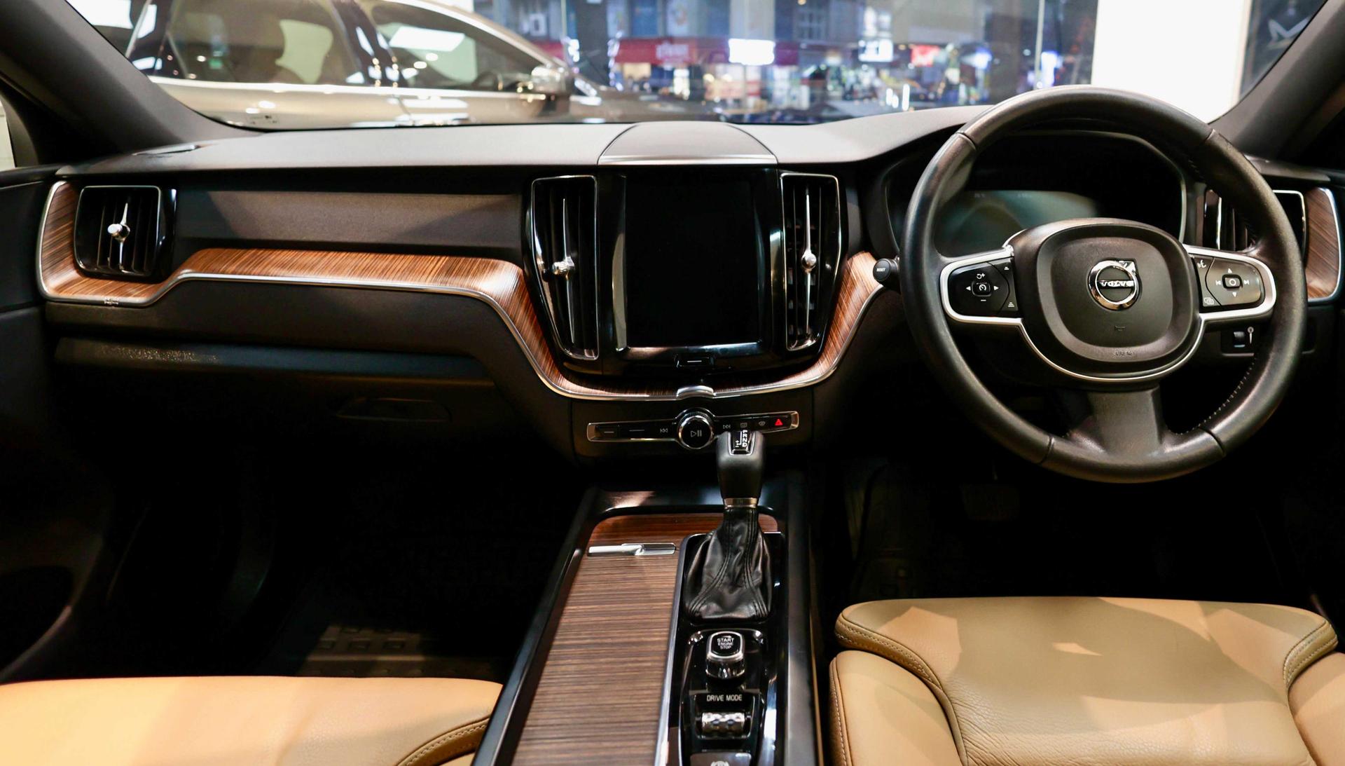 Luxury Car Image 3