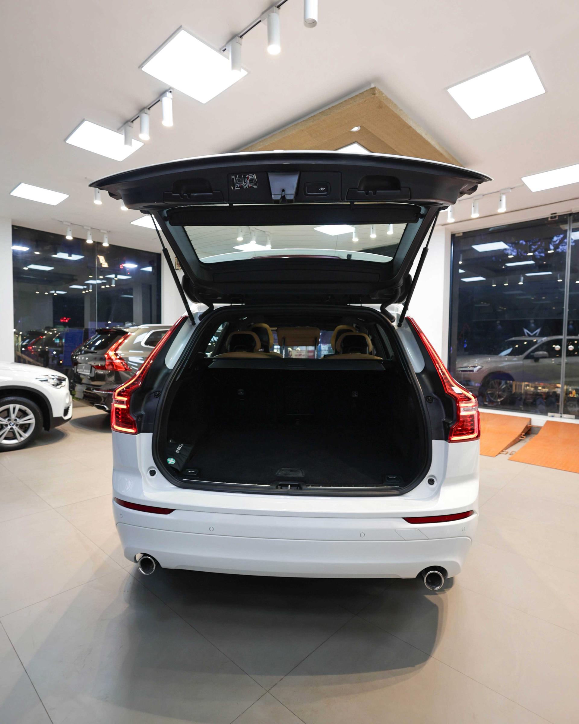 Luxury Car Image 4