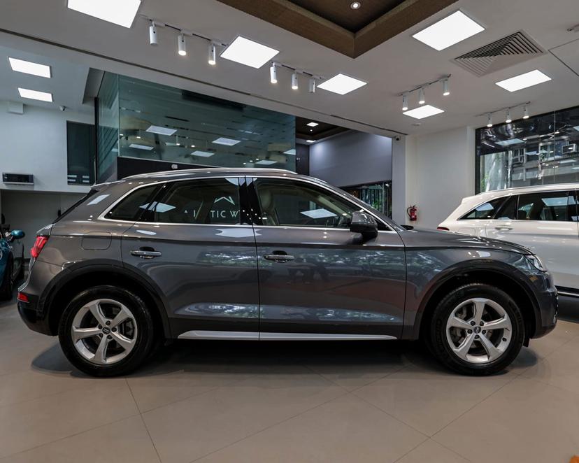 Luxury Car Image 2