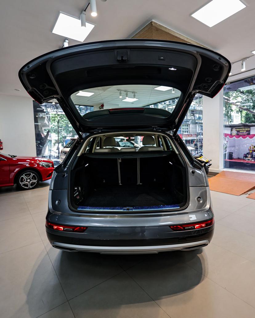 Luxury Car Image 4