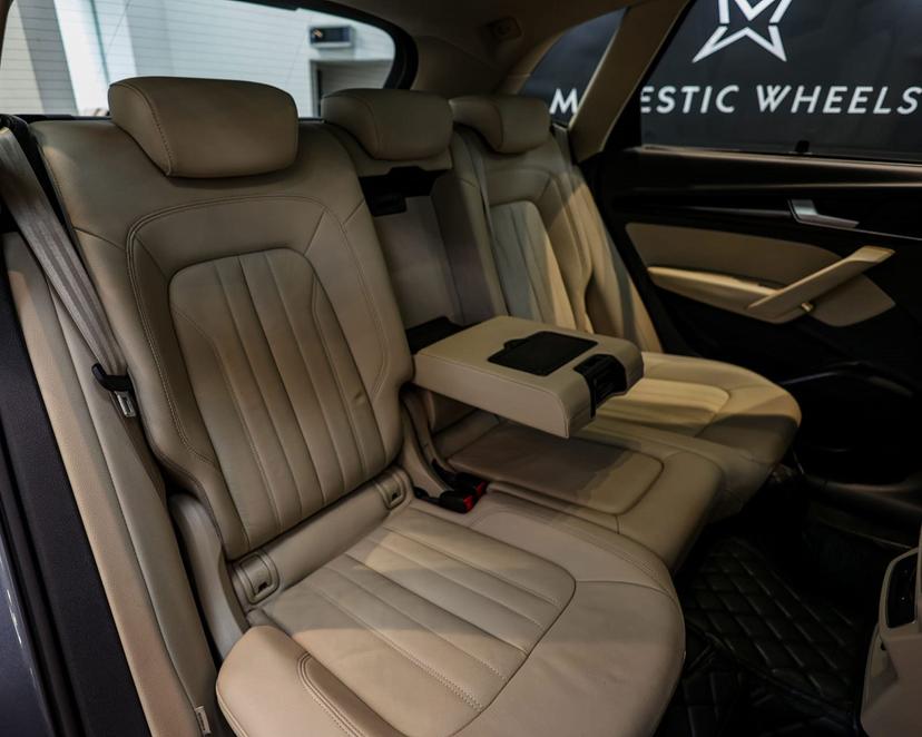 Luxury Car Image 7