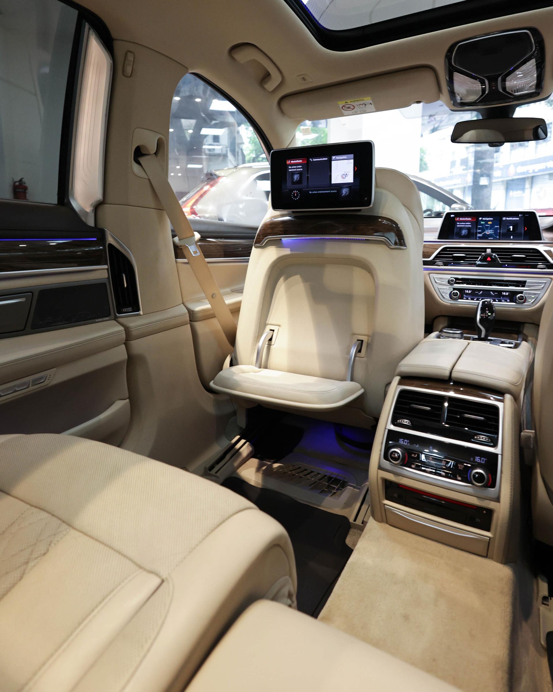 Luxury Car Image 2