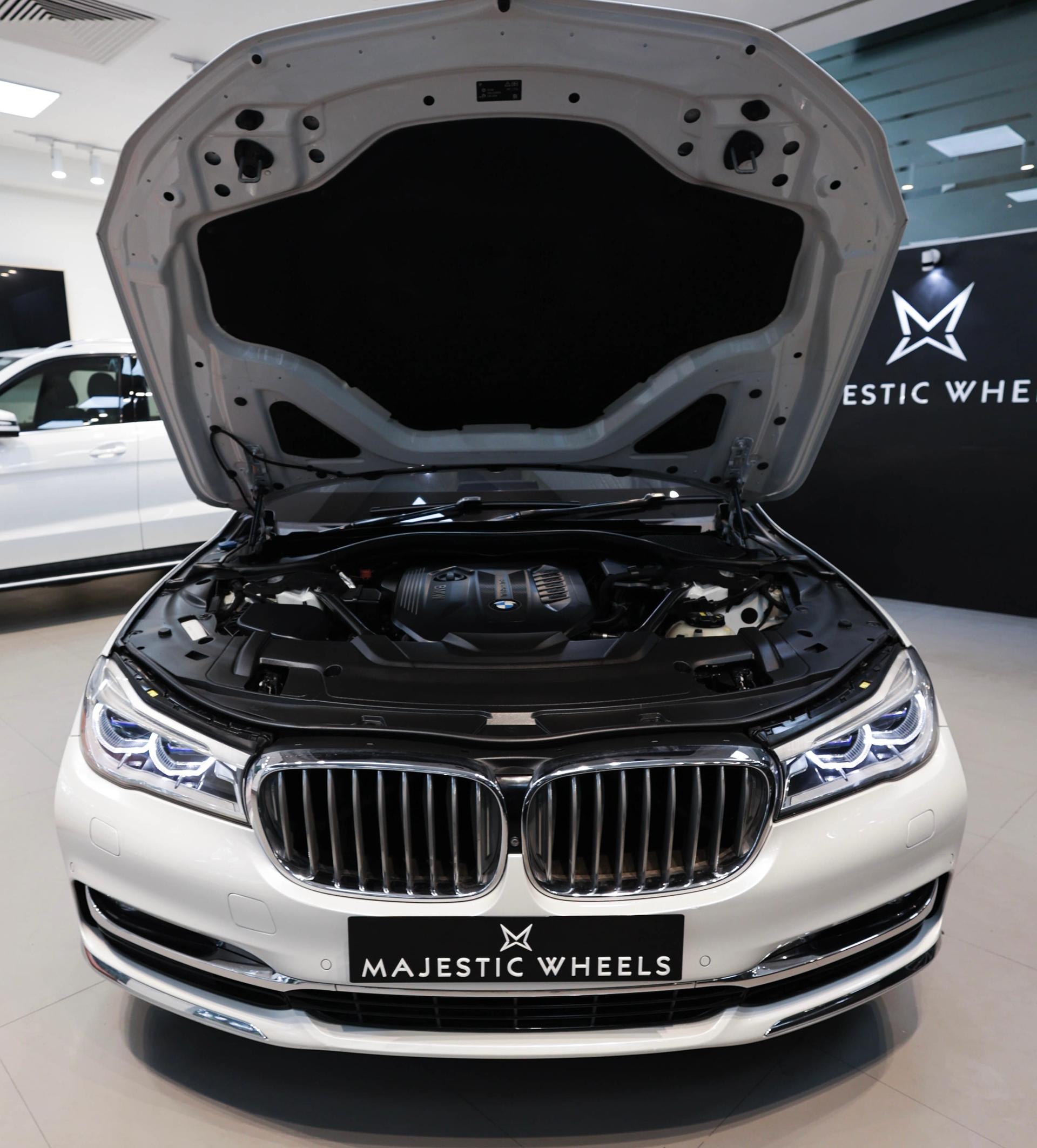 Luxury Car Image 3