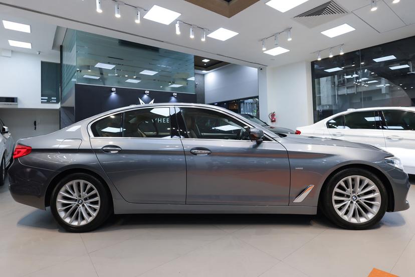Luxury Car Image 2