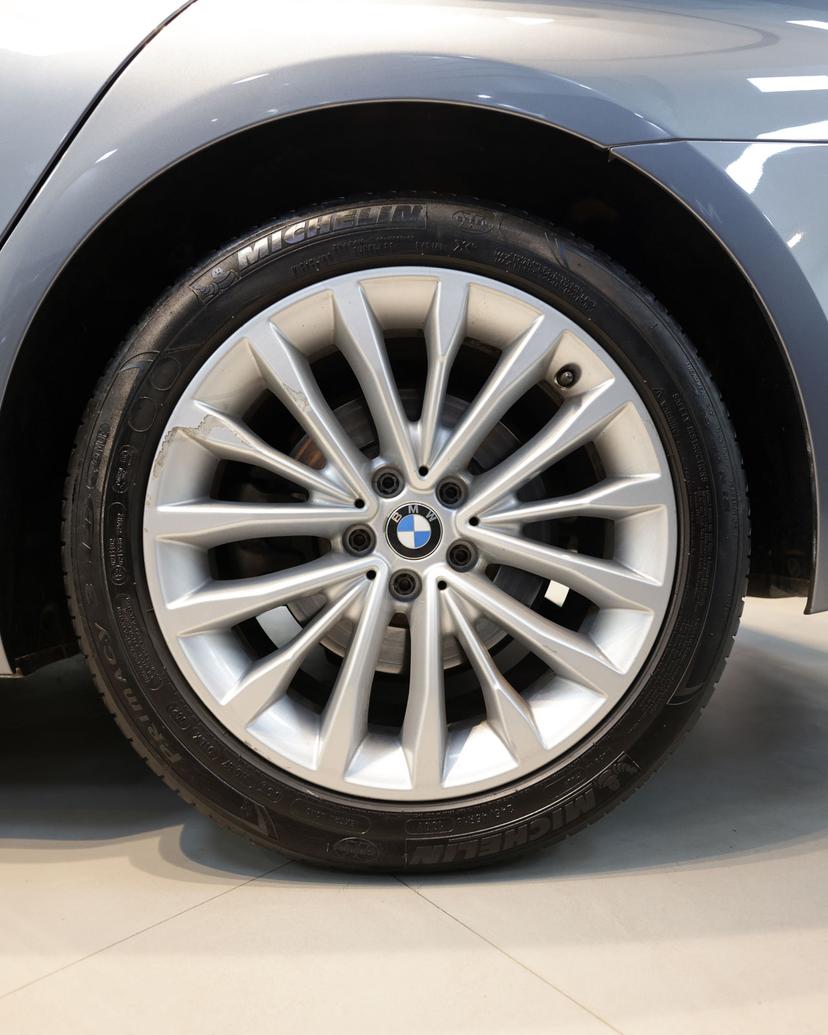 Luxury Car Image 4