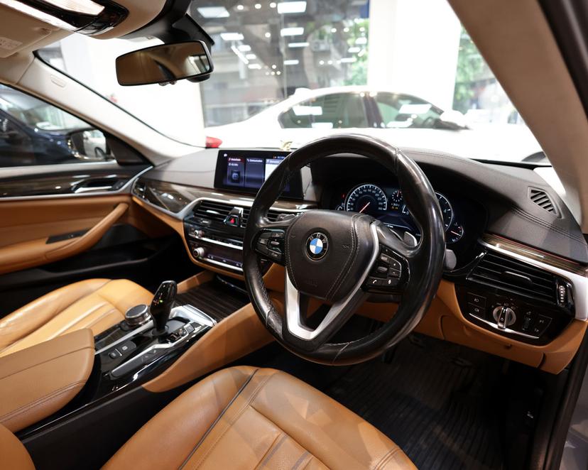 Luxury Car Image 7