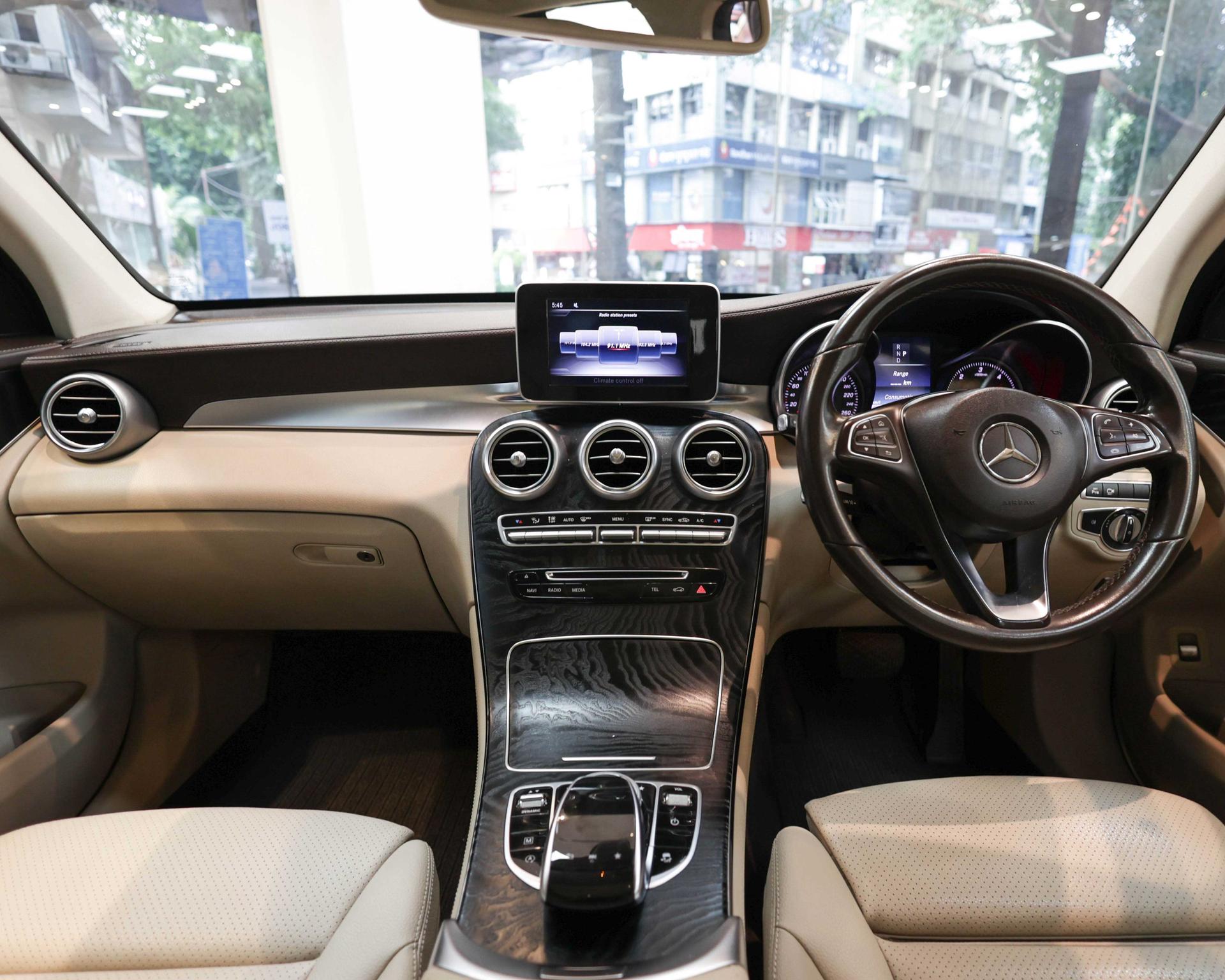 Luxury Car Image 3