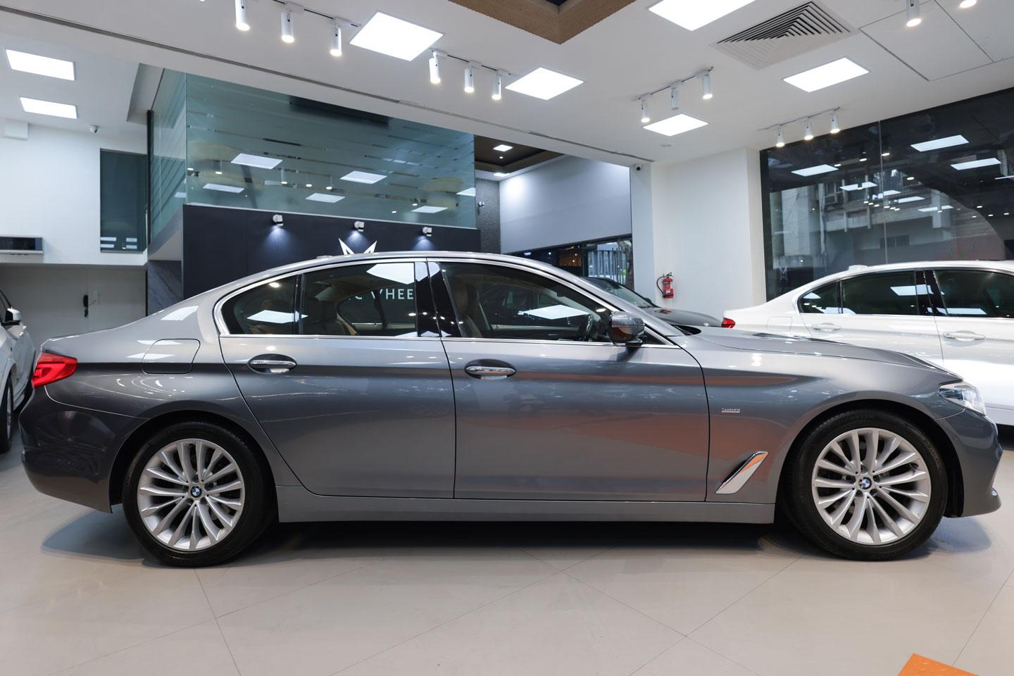 Luxury Car Image 2
