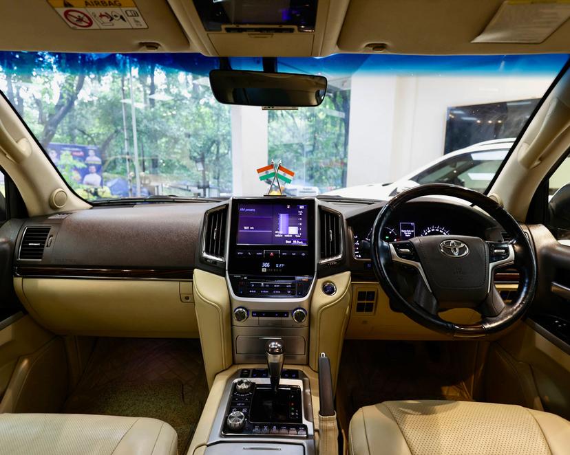 Luxury Car Image 3
