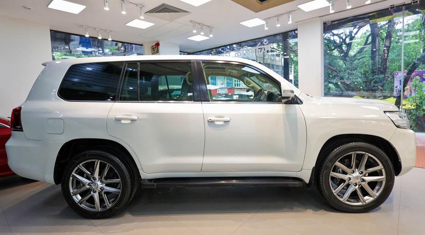 Luxury Car Image 4