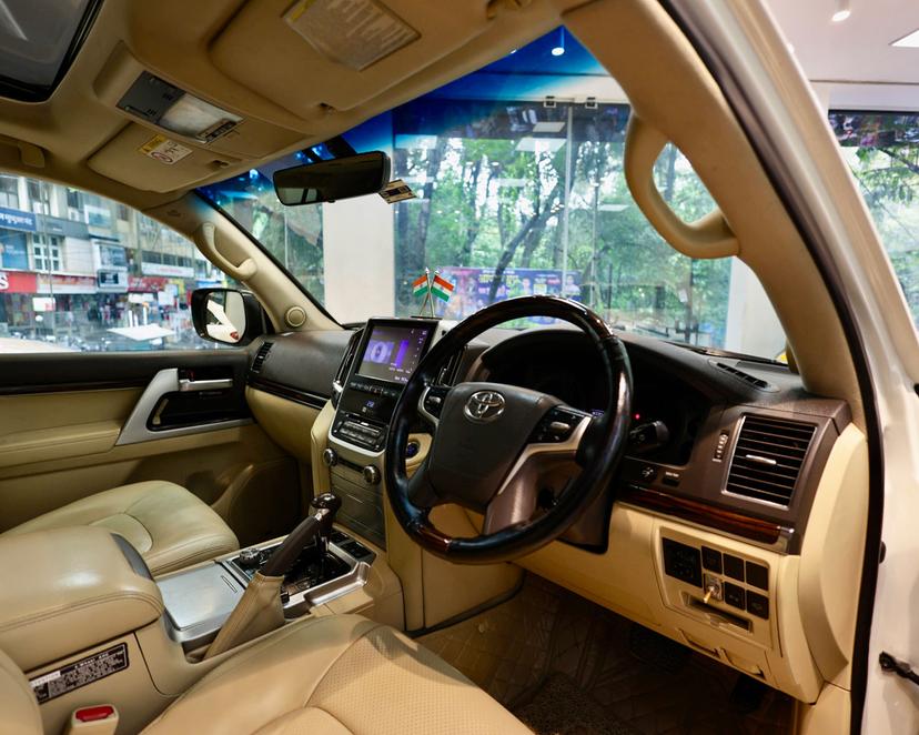 Luxury Car Image 5