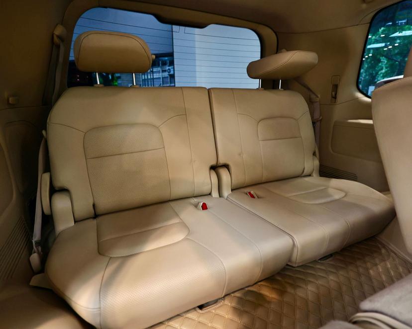 Luxury Car Image 7