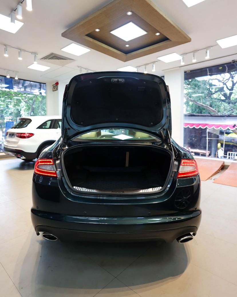 Luxury Car Image 3