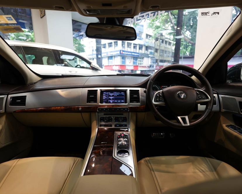 Luxury Car Image 6