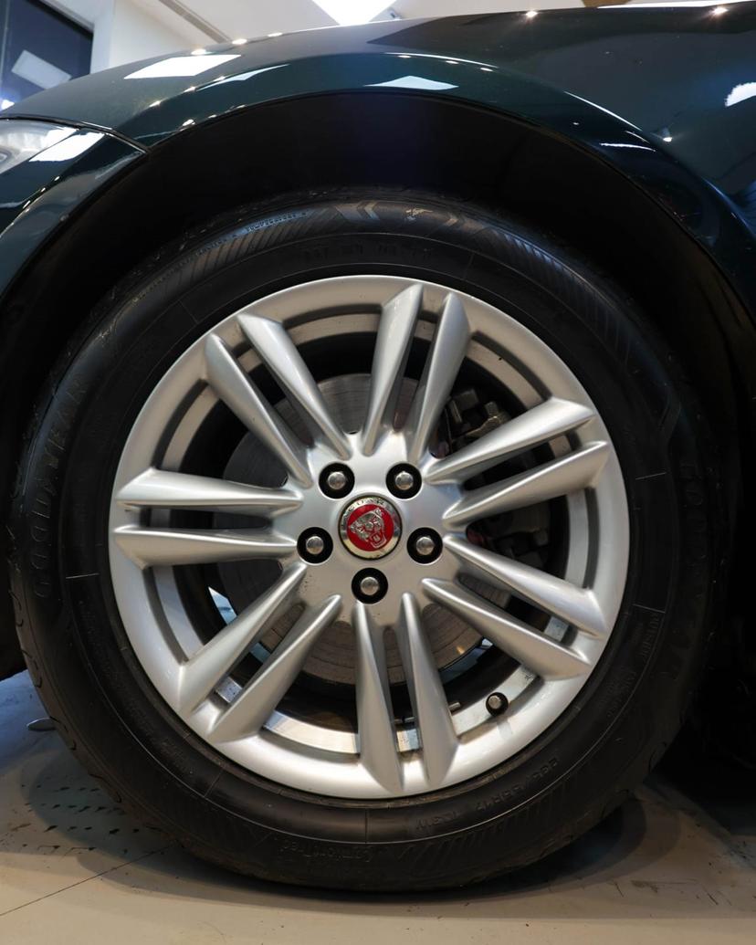 Luxury Car Image 7